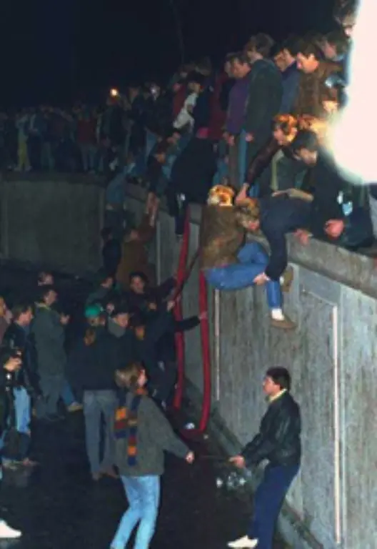 Nach-mehr-als-28-Jahren-faellt-die-Mauer-in-der-Nacht-vom-9-auf-den-10-November-1989