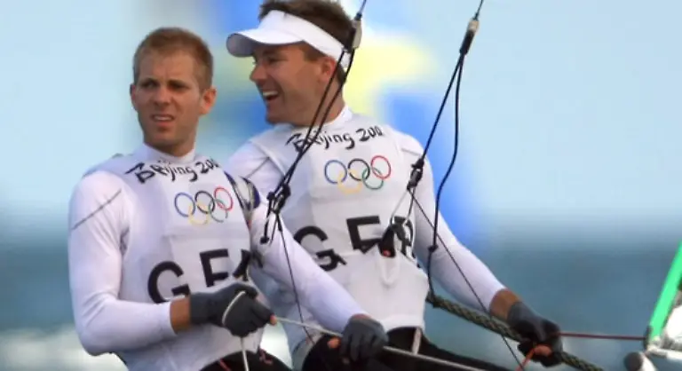 Die-Brueder-Jan-Peter-und-Hannes-Peckolt-haben-beim-Segelrennen-in-Qingdao-weiter-Edelmetall-im-Visier-Nach-neun-von-15-Wettfahrten-vor-dem-abschliessenden-Medaillenrennen-liegt-die-49er-Crew-im-Gesamtklassement