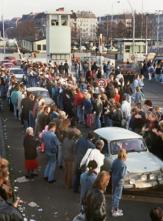 Der-Grenzuebergang-Bornholmer-Strasse-in-Berlin-ist-der-erste-der-geoeffnet-wird