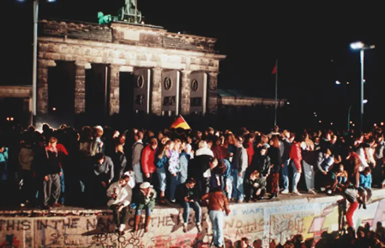Seit-dem-9-November-1989-ist-das-Brandenburger-Tor-Symbol-fuer-die-Wiedervereinigung-Deutschlands-und-Europas