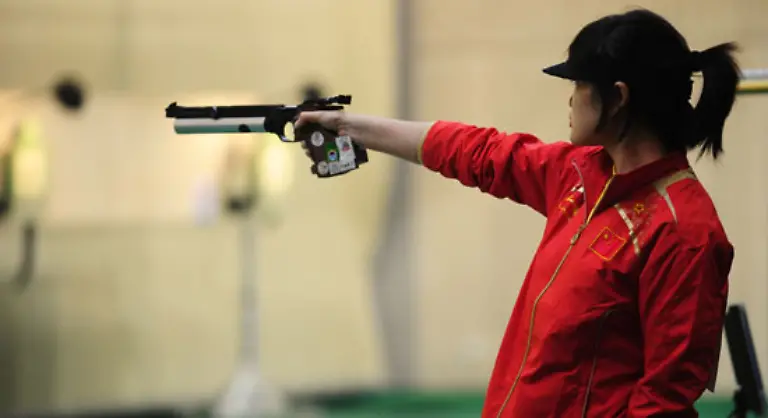 Mehr-als-10-000-Internetnutzer-wollen-der-Gold-Medaillen-Gewinnerin-in-der-Luftpistole-bei-der-Suche-helfen-berichten-chinesische-Zeitungen-Die-24-Jaehrige-war-vor-zehn-Jahren-von-ihrem-Vater-verlassen-worden