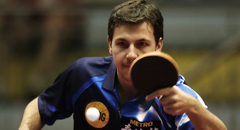 Boll-musste-kurzfristig-mit-seinem-Ersatzschlaeger-antreten-da-der-Belag-seines-eigentlichen-Spielgeraets-angeblich-0-1-Millimeter-zu-dick-war