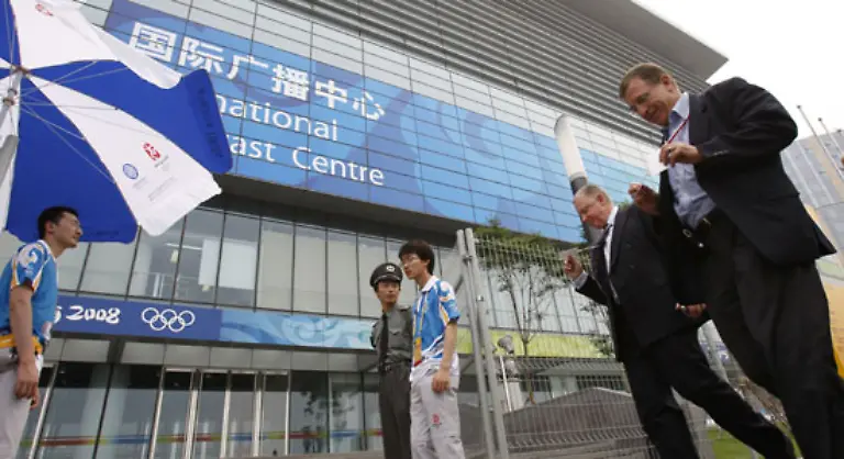 Alles-fantastisch-Das-Internationale-Olympische-Komitee-zieht-ein-erstes-Resuemee-IOC-Olympiadirektor-Gilbert-Felli-rechts-lobt-die-chinesischen-Organisatoren-in-den-hoechsten-Toenen