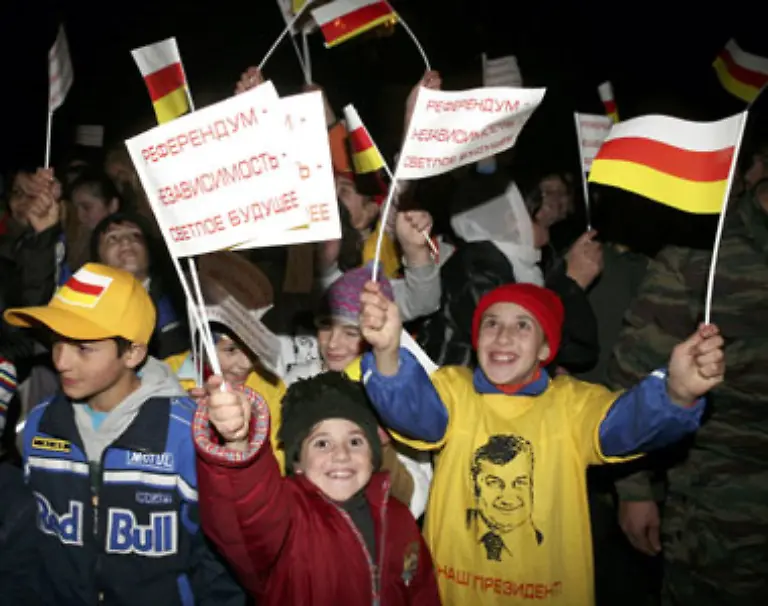 Im-November-2006-votiert-in-einer-umstrittenen-Volksabstimmung-eine-grosse-Mehrheit-der-Suedosseten-fuer-eine-Trennung-von-Georgien-Die-Regierung-Georgiens-kritisiert-das-Referendum-als-Teil-einer-Kampagne-Russlands-Krieg-anzuzetteln
