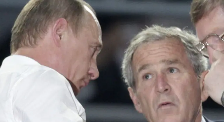 Freitag-8-August-Der-russische-Regierungschef-Putin-und-US-Praesident-Bush-sprechen-in-Peking-am-Rande-der-Olympia-Eroeffnungsfeier-ueber-den-Konflikt