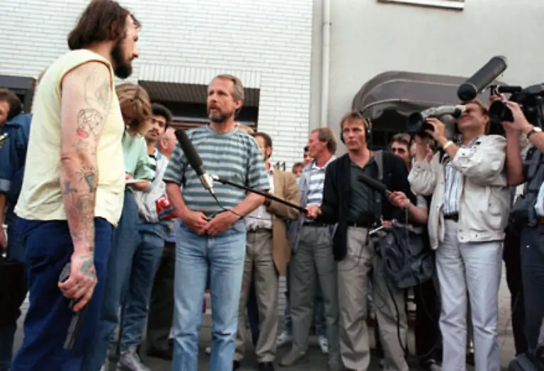 Sie-nehmen-eine-Kundenberaterin-und-einen-Kassierer-als-Geiseln-Um-ihren-Forderungen-nach-einem-Fluchtwagen-und-Loesegeld-Nachdruck-zu-verleihen-schiessen-die-Taeter-um-sich-Bereitwillig-geben-sie-Journalisten-ein-Interview