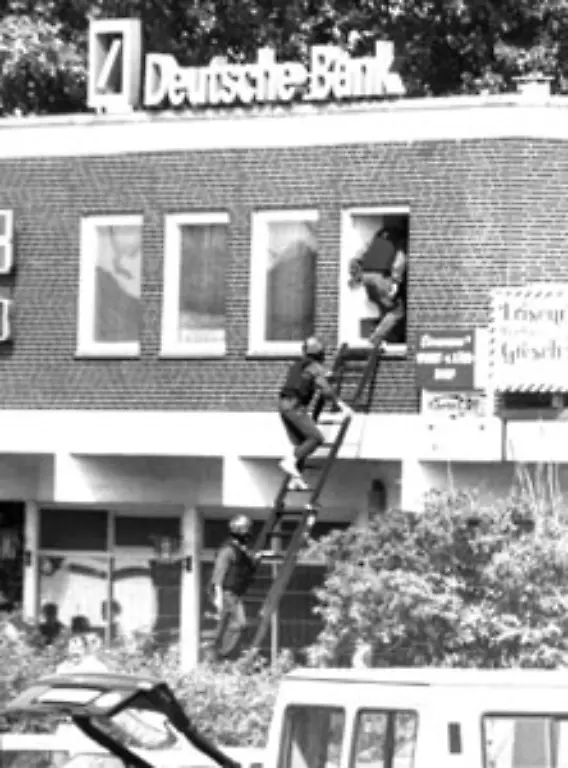 21-47-Uhr-Unter-den-Augen-der-Polizei-und-im-Blitzlichtgewitter-der-Presse-fahren-die-Taeter-mit-den-beiden-Geiseln-und-mindestens-420-000-Mark-Loesegeld-ab-Nach-einer-Irrfahrt-durchs-Ruhrgebiet-holen-die-Taeter-Roesners-Freundin-Marion-Loeblich-in-Gladbeck-ab