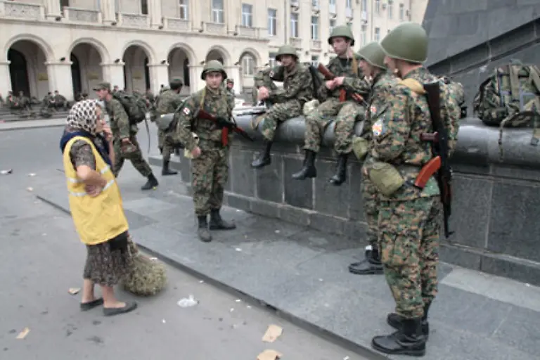 Saakaschwili-befiehlt-eine-allgemeine-Mobilmachung-In-der-georgischen-Stadt-Gori-nahe-der-Grenze-zu-Suedossetien-werden-georgische-Reservisten-zusammengezogen