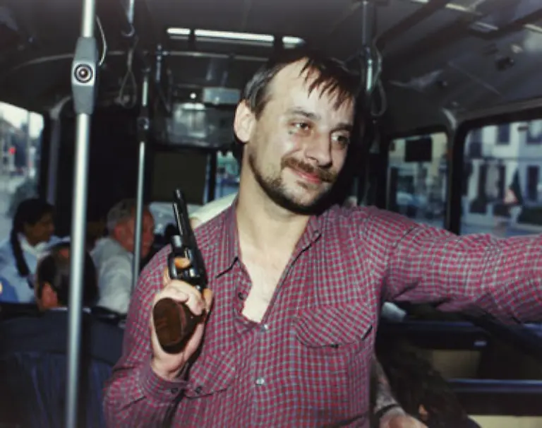 19-07-Uhr-In-Bremen-Huckelriede-kapern-die-Geiselnehmer-einen-vollbesetzten-Linienbus-Sie-lassen-Journalisten-das-Fahrzeug-betreten-zum-Aerger-der-Polizei-die-wegen-der-zahlreichen-Medienleute-Gangster-und-Geiseln-im-Bus-nicht-mehr-auseinanderhalten-kann