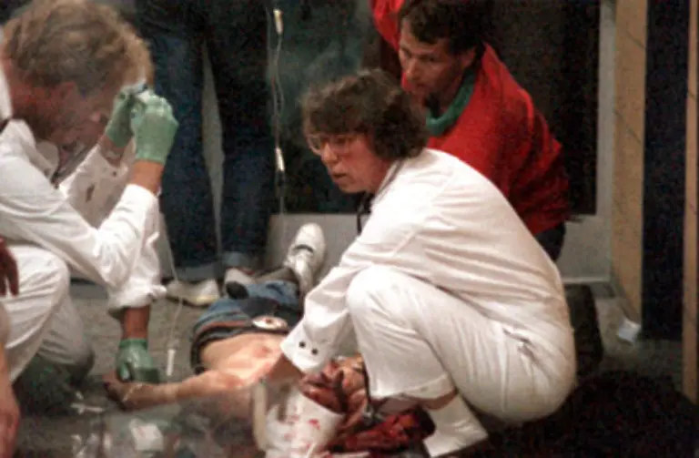 Dort-lassen-die-Taeter-die-beiden-Bankangestellten-frei-Als-die-Polizei-Marion-Loeblich-ueberwaeltigt-und-auf-Forderung-der-Gangster-nicht-gleich-wieder-freilaesst-der-Schluessel-fuer-die-Handschellen-war-abgebrochen-erschiesst-Degowski-einen-15-Jahre-alten-Jungen