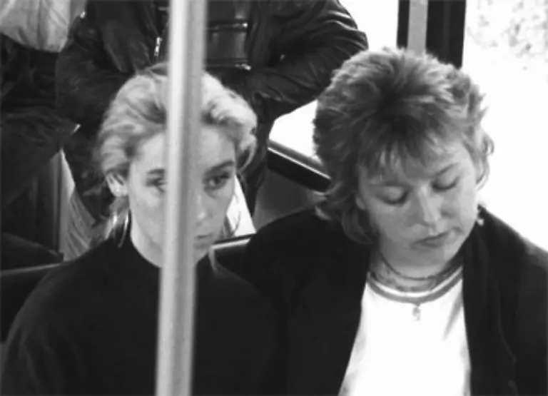 Im-Austausch-gegen-ein-neues-Fluchtauto-werden-fast-alle-Geiseln-freigelassen-Mit-den-Bremer-Geiseln-Ines-Voitle-und-Silke-Bischoff-steigen-die-Taeter-in-eine-von-der-Polizei-bereitgestellte-Limousine-um-mit-der-sie-ueber-Gronau-nach-Deutschland-zurueckkehren