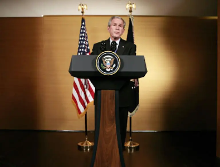 Bush-fordert-Russland-auf-die-Angriffe-auf-das-georgische-Gebiet-ausserhalb-der-Konfliktzone-in-Suedossetien-sofort-zu-stoppen-Diese-Attacken-bedeuteten-eine-gefaehrliche-Eskalation-der-Krise-Georgiens-territoriale-Integritaet-muesse-respektiert-werden