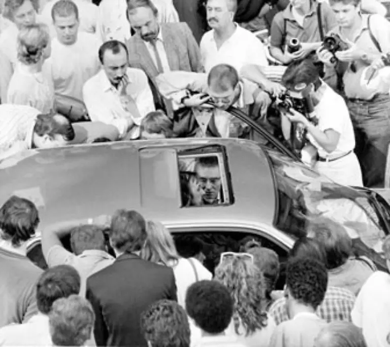 Ueber-Wuppertal-faehrt-das-Trio-mit-den-beiden-Geiseln-auf-der-A1-nach-Koeln-10-53-Uhr-Der-Fluchtwagen-steht-in-der-Koelner-Fussgaengerzone-umringt-von-einem-Pulk-Schaulustiger-und-Journalisten