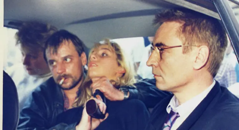 Ein-Journalist-steigt-sogar-in-den-Fluchtwagen-um-die-Geiselnehmer-auf-die-Autobahn-Richtung-Frankfurt-zu-dirigieren