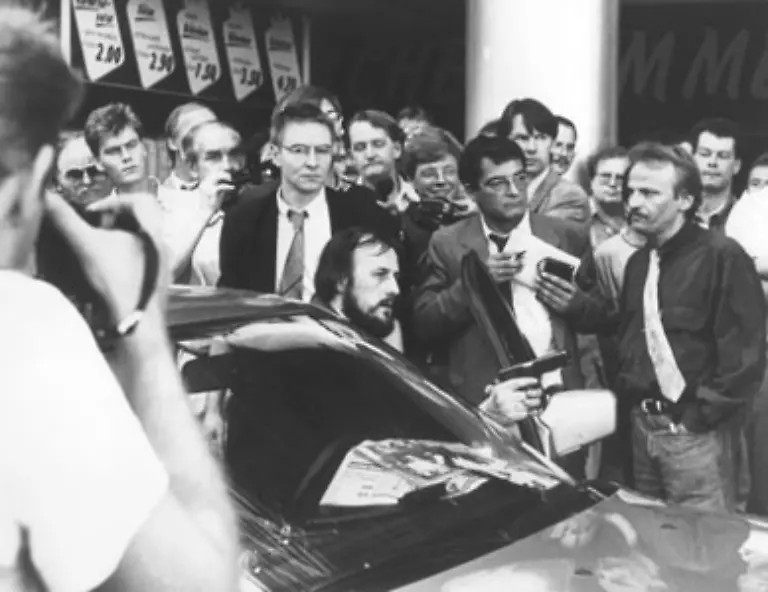 Als-der-Wagen-sich-um-12-31-Uhr-wieder-in-Bewegung-setzt-draengen-Presseautos-die-Verfolgungsfahrzeuge-der-Polizei-ab