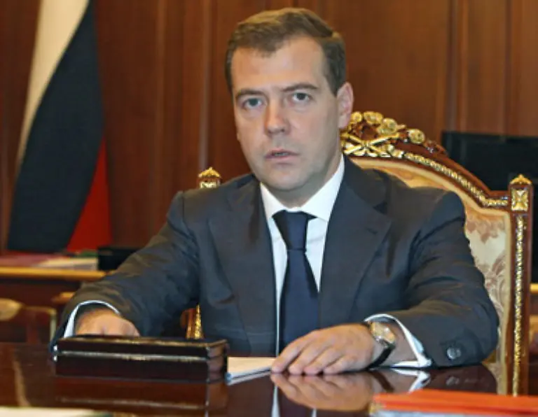Der-russische-Praesident-Medwedew-befiehlt-die-Einstellung-der-Kampfhandlungen-Der-Aggressor-sei-bestraft-Die-Truppen-sollen-aber-weiterhin-vor-Ort-bleiben