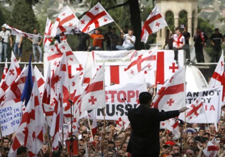 Am-Nachmittag-des-12-August-erklaert-Saakaschwili-bei-einer-Rede-auf-dem-zentralen-Platz-von-Tiflis-den-Austritt-seines-Landes-aus-der-Gemeinschaft-Unabhaengiger-Staaten-GUS