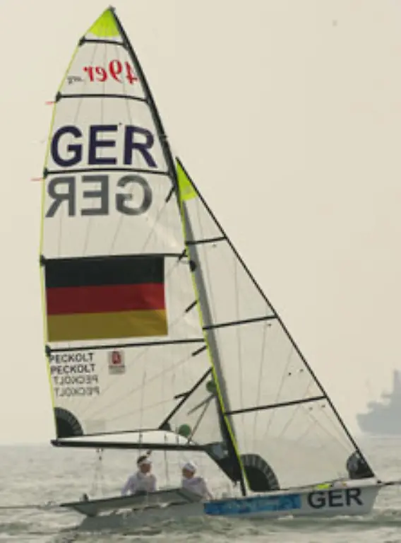 Die-Peckolt-Brueder-als-derzeit-Vierte-im-49er