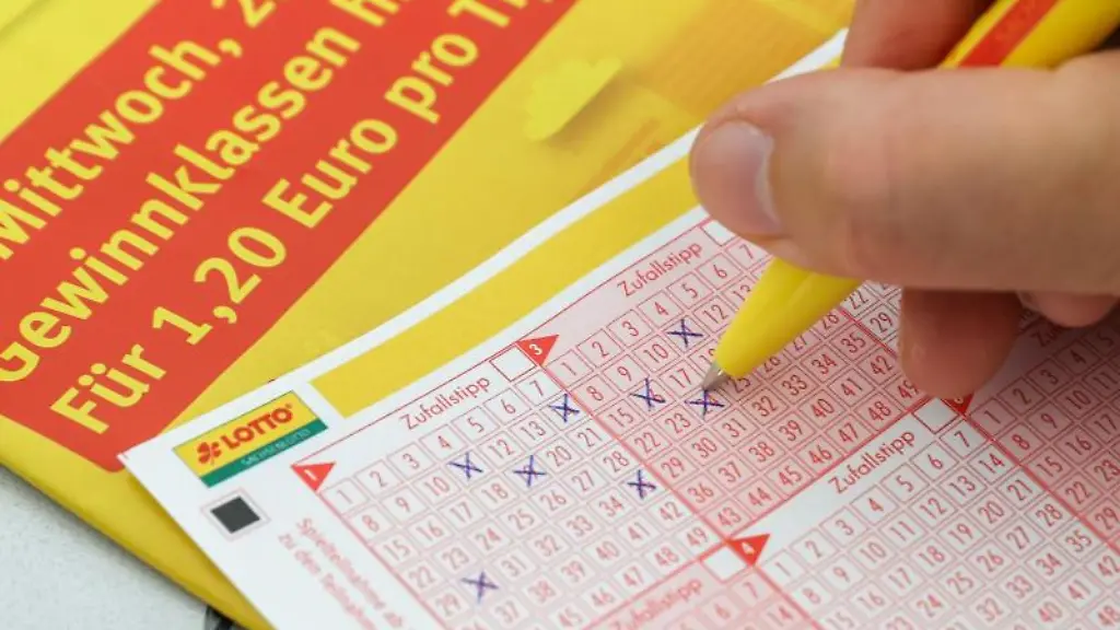 Eine-Frau-fuellt-einen-Lottoschein-aus