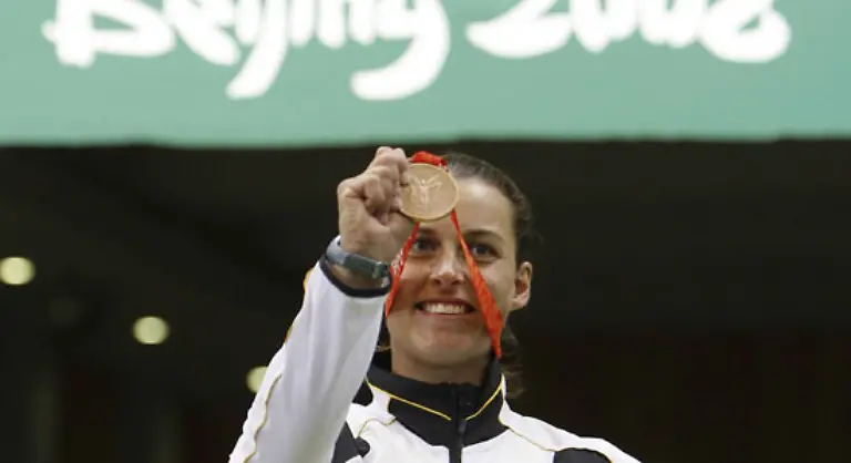 strahlt-am-Ende-ueber-die-hart-erkaempfte-Bronzemedaille
