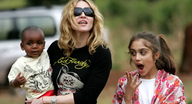 Immerhin-haben-Guy-Ritchie-und-seine-10-Jahre-aeltere-Frau-drei-gemeinsame-Kinder-Mit-dem-gemeinsamen-Sohn-Rocco-8-sowie-Madonnas-Tochter-Lourdes-11-und-Adoptivkind-David-2-leben-sie-die-meiste-Zeit-des-Jahres-in-London