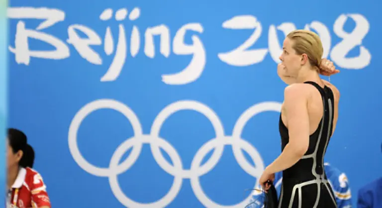 Britta-Steffen-wahrt-ihre-Chance-auf-eine-Medaille-Die-Berlinerin-schwimmt-in-ihrer-Paradedisziplin-100-m-Freistil-als-Sechste-ins-Finale