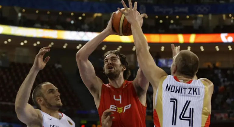 Die-deutschen-Basketballer-drohen-das-olympische-Viertelfinale-zu-verpassen-Nach-der-Schlappe-gegen-Griechenland-verlieren-Dirk-Nowitzki-und-Co-auch-gegen-Europameister-Spanien-und
