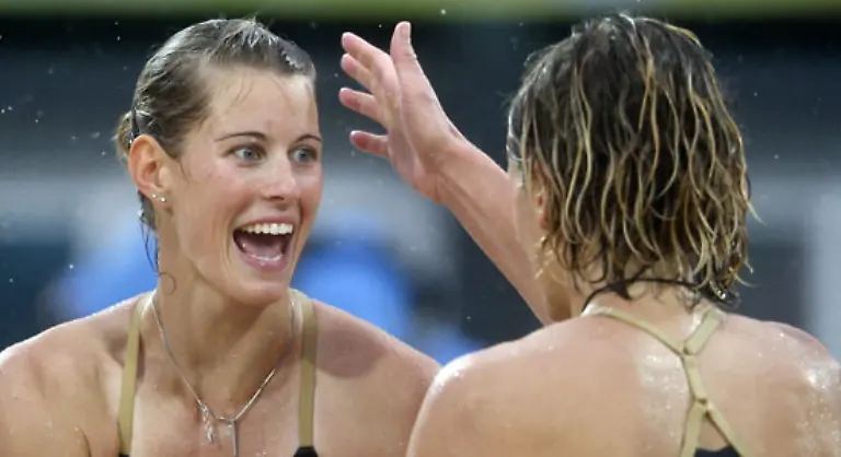 Beim-olympischen-Beachvolleyball-Turnier-stehen-beide-deutschen-Frauen-Duos-im-Achtelfinale
