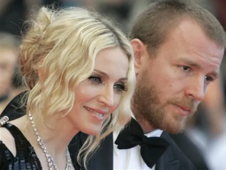 Fuer-die-Ehe-des-Popstars-sieht-Bruder-Christopher-Ciccone-trotz-aller-Scheidungsgeruechte-noch-Hoffnung-Madonna-und-Ritchie-setzten-leidenschaftlich-darauf-mit-Hilfe-der-mystischen-juedischen-Tradition-Kabbala-verheiratet-zu-bleiben