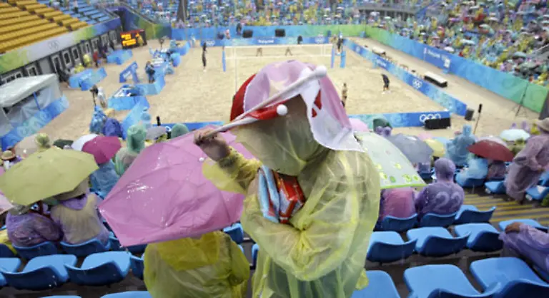 Bei-stroemendem-Regen-im-Beachpark-Chaoyang-zeigen-sie