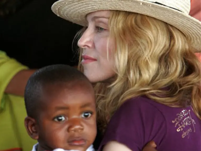 Vor-kurzem-kursierte-ausserdem-das-Geruecht-Madonna-wolle-noch-ein-Kind-adoptieren-was-Guy-Ritchie-wohl-komplett-die-Laune-verhagelt-haben-soll-denn-er-findet-drei-sind-genug