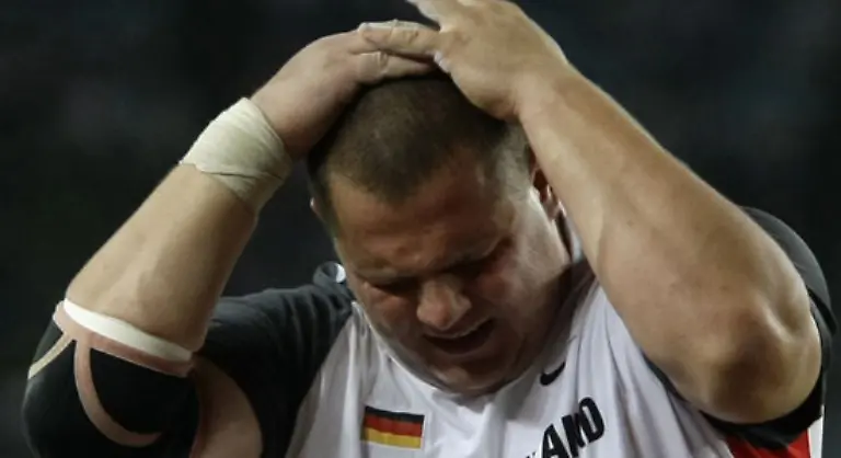 Fuer-Kugelstoss-Europameister-Ralf-Bartels-ist-das-olympische-Turnier-gelaufen-Der-WM-Dritte-von-2005-erleidet-einen-Muskelteilriss-in-der-Wade