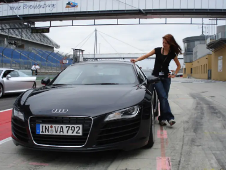 Ich-soll-heute-lernen-wie-man-den-R8-sportlich-ueber-den-Lausitzring-lenkt-Audi-hat-zur-Driving-Experience-geladen-Rennstreckentraining-also