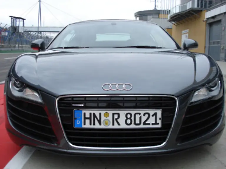Der-R8-ist-da-schon-ein-anderes-Kaliber-Ein-Achtzylinder-mit-Quattro-Allradantrieb-420-PS-und-301-km-h-Hoechstgeschwindigkeit