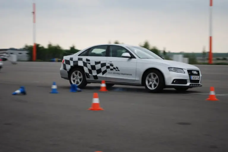 Und-siehe-da-nach-dem-fuenften-Versuch-hebt-der-kritische-Audi-Instruktor-endlich-die-Daumen-0-36-Sekunden-Reaktionszeit-die-Benchmark-ist-geschlagen-ich-bremse-schneller-als-mein-Schatten
