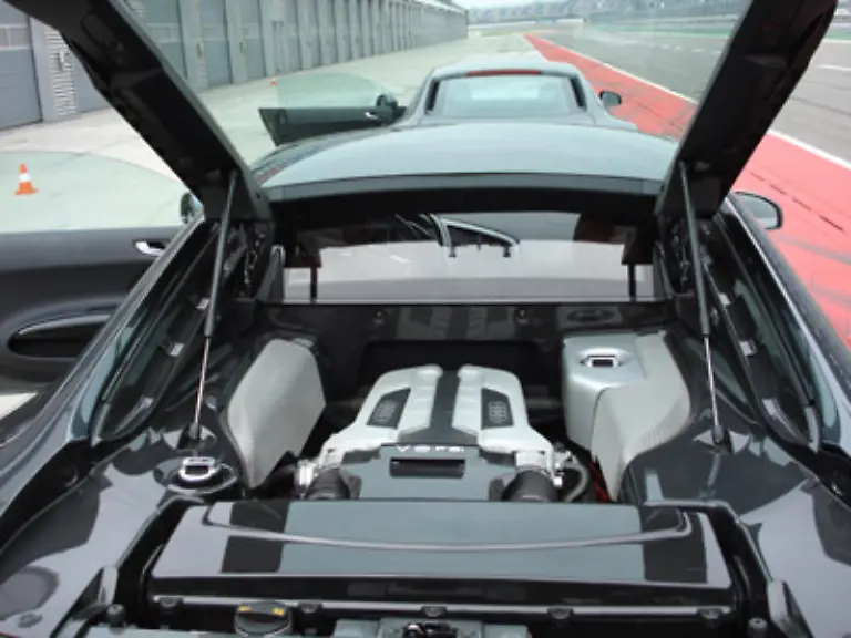 Und-letztlich-zaehlen-sowieso-nur-die-inneren-Werte-Dieses-Geraet-im-Kofferraum-ist-der-sagenumwobene-Mittelmotor