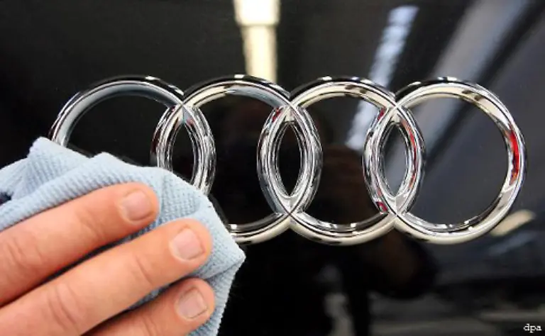 Der-guckt-erst-ein-wenig-irritiert-und-klopft-dann-jovial-aufs-Audi-Emblem-am-Heck-Sehen-Sie-was-da-draufsteht-Jaja-schon-gut-Wahrscheinlich-stehe-ich-jetzt-unter-Blasphemie-Verdacht