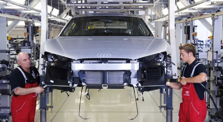 Doch-zum-Glueck-schlummert-unter-der-schmucken-Karosserie-meines-teuren-neuen-Freundes-auch-einiges-an-High-Tech-Das-ESP-bringt-mich-wieder-auf-Kurs-und-erspart-mir-die-Blamage