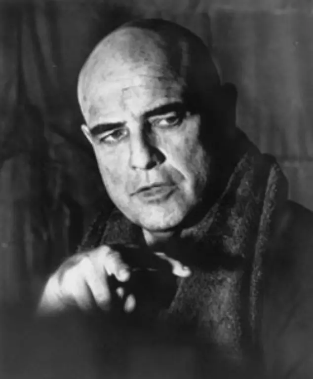 Die-Kritik-attestierte-ihm-mit-enormer-Intensitaet-die-jugendliche-Variante-des-Paten-Marlon-Brando-aus-dem-ersten-Teil-gespielt-zu-haben-De-Niro-lernte-dafuer-vier-Monate-lang-den-sizilianischen-Dialekt
