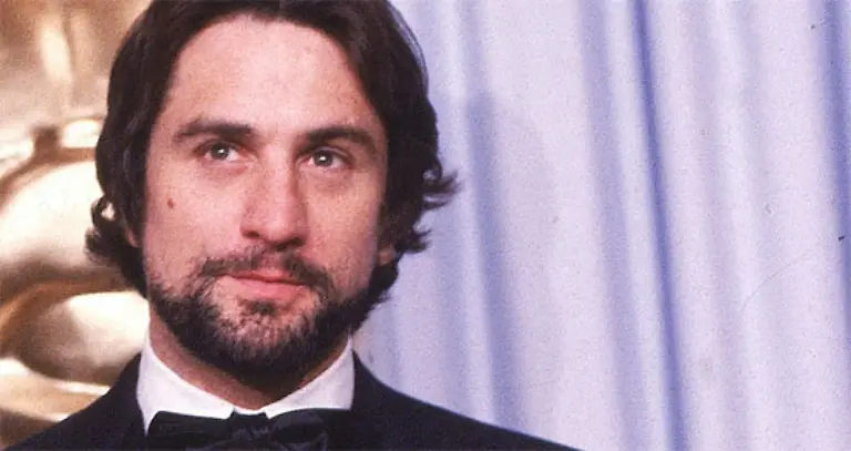 Robert-wuchs-bei-der-Mutter-im-New-Yorker-Viertel-Little-Italy-auf-nur-wenige-Blocks-entfernt-von-Martin-Scorsese-auch-wenn-sich-beide-erst-viel-spaeter-kennenlernen-sollten-Wegen-seiner-hellen-Gesichtsfarbe-hiess-er-nur-Bobby-Milk