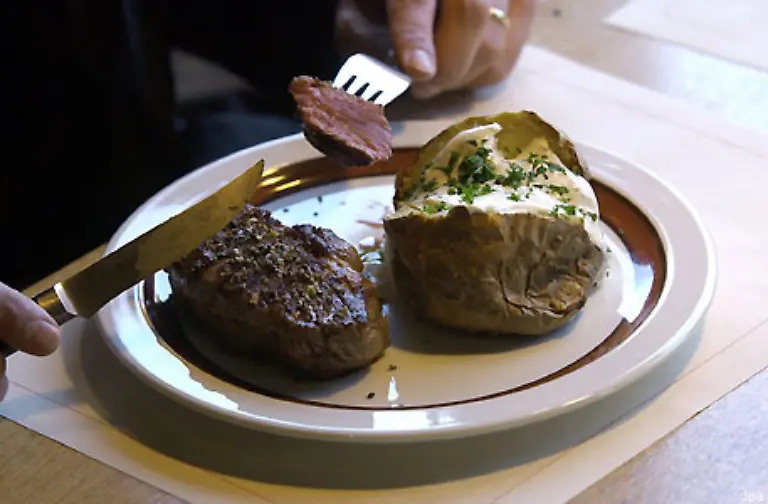 Fuer-ein-Rinder-Steak-von-etwa-300-Gramm-wurden-zuvor-etwa-4-500-Liter-Wasser-eingesetzt