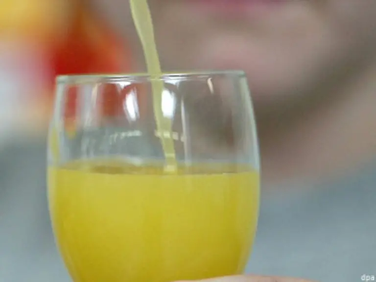 133-ein-Glas-Orangensaft-170-Liter-Wasser