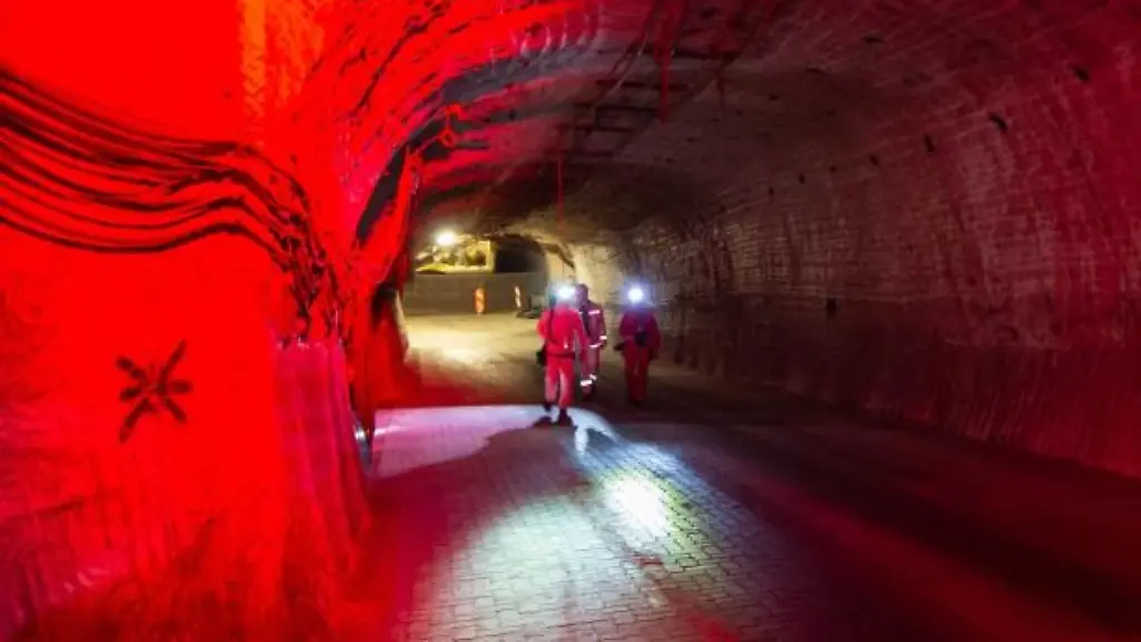 Bergleute-und-Gaeste-gehen-durch-das-ehemalige-Erkundungsbergwerk-Gorleben