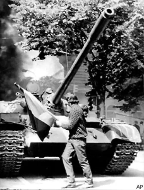 Doch-die-Hoffnung-von-Millionen-auf-eine-bessere-Zukunft-waehrte-nicht-lange-In-der-Nacht-zum-21-August-1968-rueckten-Truppen-des-Warschauer-Paktes-in-die-CSSR-ein-und-beendeten-den-Prager-Fruehling-gewaltsam