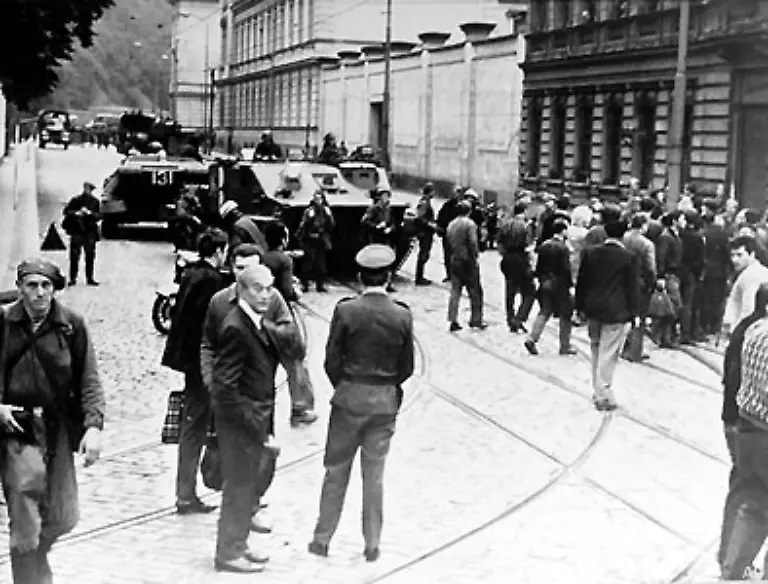 Weniger-als-drei-Wochen-spaeter-ruecken-30-sowjetische-Divisionen-unterstuetzt-von-Einheiten-aus-Bulgarien-Ungarn-und-Polen-in-der-Tschechoslowakei-ein