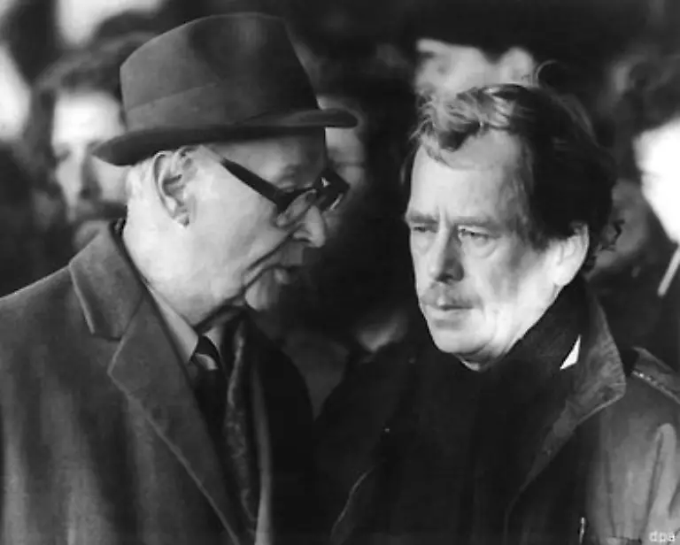Die-Besatzung-sollte-mehr-als-20-Jahre-dauern-bis-zur-Samtenen-Revolution-von-1989-die-schliesslich-den-einstigen-Oppositionellen-Vaclav-Havel-1989-mit-Alexander-Dubcek-an-die-Spitze-des-tschechischen-Staates-bringt