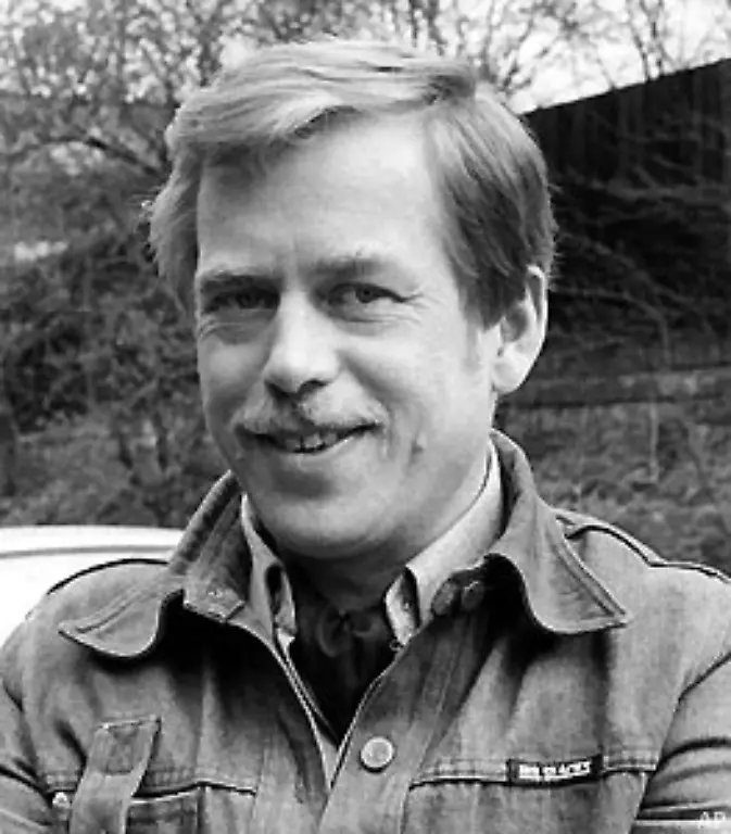 Manche-gingen-ins-Exil-andere-blieben-Dissidenten-so-wie-Havel-der-seine-Entscheidung-mit-fuenf-Jahren-Gefaengnis-bezahlt
