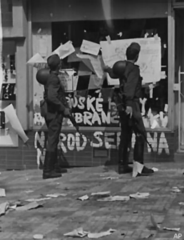 Als-die-Truppen-des-Warschauer-Paktes-in-die-damalige-Tschechoslowakei-einmarschieren-reagieren-auch-in-der-DDR-viele-Menschen-schockiert