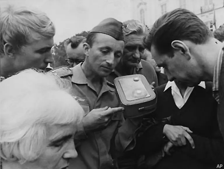 Doch-weil-das-SED-Regime-alle-Demonstrationen-gegen-den-Einmarsch-im-Keim-erstickte-waren-schliesslich-bald-auch-alle-Hoffnungen-auf-Lockerungen-in-der-DDR-zerstoert