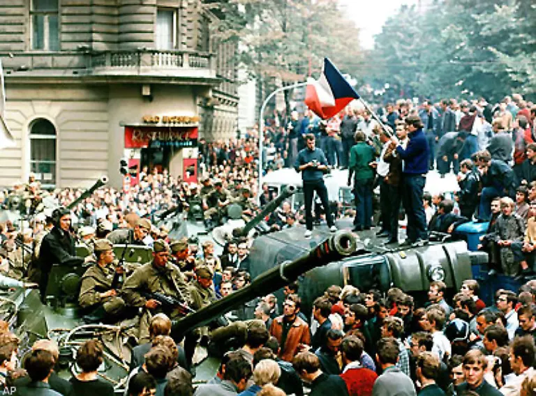 Mit-Argwohn-registriert-die-DDR-Staatssicherheit-dass-sich-die-eigene-Bevoelkerung-in-zunehmendem-Masse-fuer-die-Vorgaenge-in-der-benachbarten-CSSR-interessiert